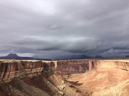 The Millennium Arch, Canyonlands, USA, Tom Randall, Pete Whittaker - Cercando la fessura perfetta a Canyonlands, USA