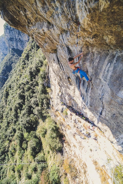 Silvio Reffo, Horror Vacui, Scoglio dei Ciclopi, Monte Cimo, Val d’Adige - Silvio Reffo il 16/10/2016 durante la prima libera in giornata di Horror Vacui (8b+, 180m)