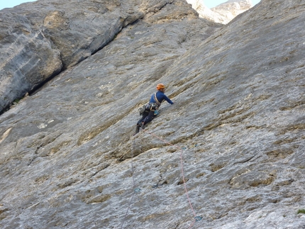 Via Giove, Sasso delle Undici, Vallaccia, Dolomiti, Beppe Ballico - Durante la ripetizione della Via Giove, Sasso delle Undici, Vallaccia (Dolomiti): placca di VII