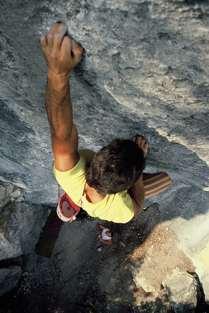 Rolando Larcher, Elephant Baby, San Paolo, Arco - Foto d'epoca: Rolando Larcher nel 1986 su Elephant Baby 8a nella falesia di San Paolo, Arco