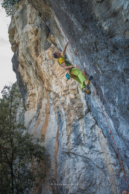 Rolando Larcher, Elephant Baby, San Paolo, Arco - Rolando Larcher su Elephant Baby 8a, da lui liberata nel 1986 nella falesia di San Paolo, Arco