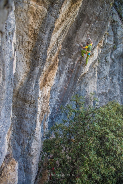 Rolando Larcher, Elephant Baby, San Paolo, Arco - Rolando Larcher su Elephant Baby 8a, falesia di San Paolo, Arco