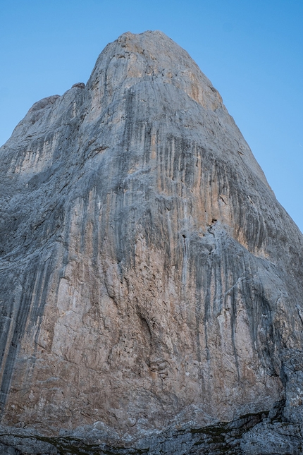Naranjo de Bulnes, Alexander Huber, Fabian Buhl,  Picu Urriellu, Spain - Alexander Huber making the first free ascent of 'Sueños de Invierno' (540m, 8a) on Picu Urriellu, Spain 