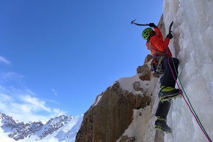 Kyzyl Asker, Luka Lindič, Ines Papert - Durante la prima salita di 'Lost in China', parete SE di Kyzyl Asker (5842m), Kirghizistan (Luka Lindič, Ines Papert 30/09-01/10/2016)