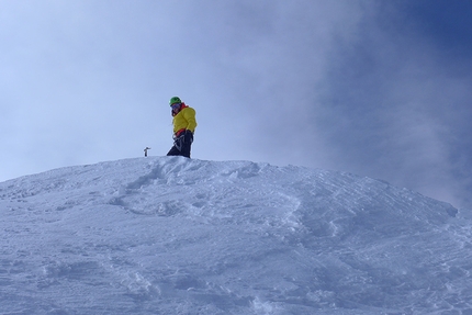 Kyzyl Asker, Luka Lindič, Ines Papert - Ines Papert in cima dopo la prima salita di 'Lost in China', parete SE di Kyzyl Asker (5842m), Kirghizistan (Luka Lindič, Ines Papert 30/09-01/10/2016)