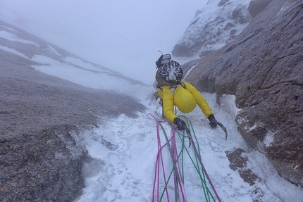 Kyzyl Asker, Luka Lindič, Ines Papert - Durante la prima salita di 'Lost in China', parete SE di Kyzyl Asker (5842m), Kirghizistan (Luka Lindič, Ines Papert 30/09-01/10/2016)