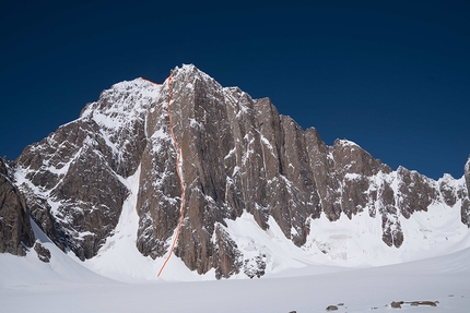 Kyzyl Asker, Luka Lindič, Ines Papert - La linea di 'Lost in China', parete SE di Kyzyl Asker (5842m), Kirghizistan (Luka Lindič, Ines Papert 30/09-01/10/2016)