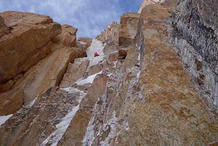 Kyzyl Asker, Luka Lindič, Ines Papert - Luka Lindič running it out during the first ascent of 'Lost in China', SE Face of Kyzyl Asker (5842m), Kyrgyzstan (Luka Lindič, Ines Papert 30/09-01/10/2016)