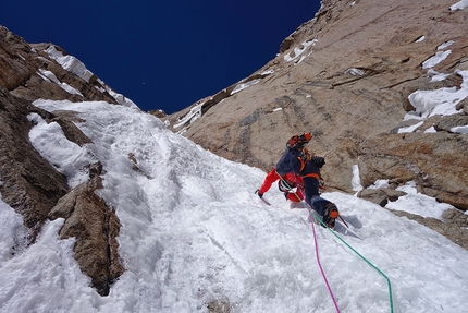 Kyzyl Asker, Luka Lindič, Ines Papert - Durante la prima salita di 'Lost in China', parete SE di Kyzyl Asker (5842m), Kirghizistan (Luka Lindič, Ines Papert 30/09-01/10/2016)