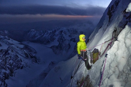 Kyzyl Asker, Luka Lindič, Ines Papert - Durante la prima salita di 'Lost in China', parete SE di Kyzyl Asker (5842m), Kirghizistan (Luka Lindič, Ines Papert 30/09-01/10/2016)