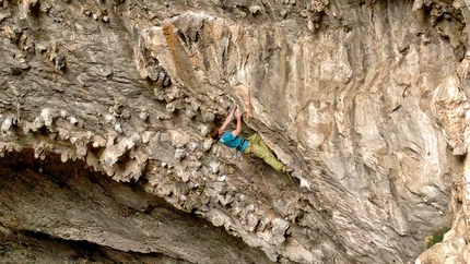 Fabio De Cesero, Ospo - Fabio De Cesero sale a-vista l'8b+ di 'Active Discharge' nel grottone di Osp in Slovenia