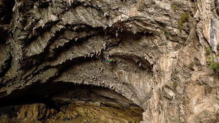 Fabio De Cesero, Ospo - Fabio De Cesero sale a-vista l'8b+ di 'Active Discharge' nel grottone di Osp in Slovenia