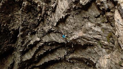 Fabio De Cesero, Ospo - Fabio De Cesero sale a-vista l'8b+ di 'Active Discharge' nel grottone di Osp in Slovenia