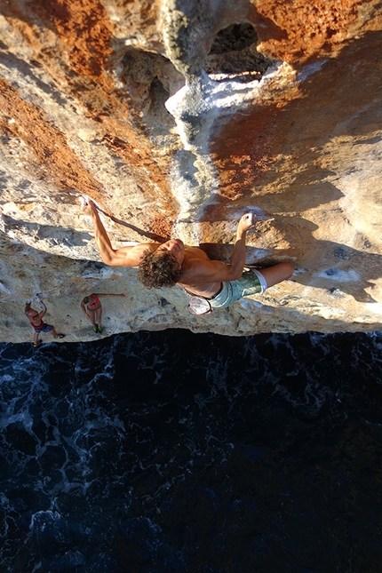 Maiorca, Deep Water Solo, Psicobloc - Maiorca Deep Water Solo: Andrea Cattarossi su Loskot & Two Smoking Barrels 8a+