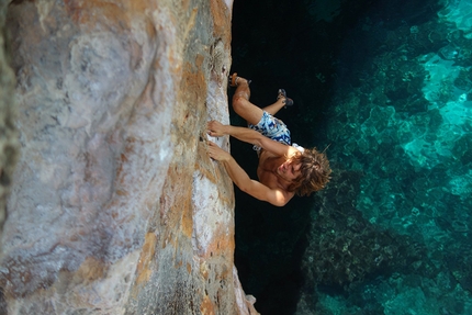 Maiorca, Deep Water Solo, Psicobloc - Maiorca Deep Water Solo: Andrea Cattarossi su Bisexual 7a a Cala Barques 