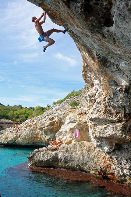 Maiorca, Deep Water Solo, Psicobloc - Maiorca Deep Water Solo: Francesco Rigon su Bandito 7c  a Cala Barques 