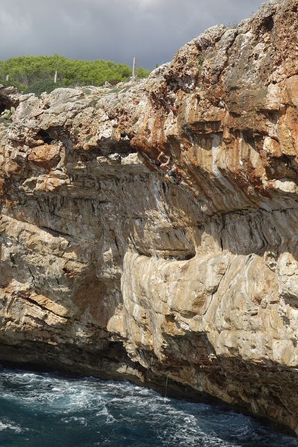 Maiorca, Deep Water Solo, Psicobloc - Maiorca Deep Water Solo: Luca Matteraglia su Cris Rabit 7a+ a Porto Colum