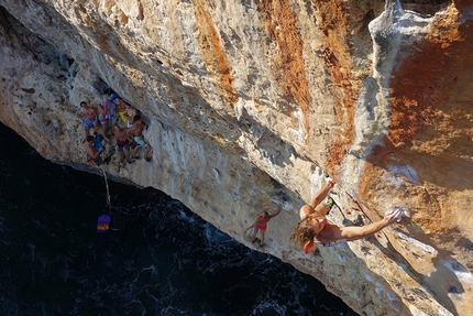 Psicobloc, deep water solo sull’Isola di Maiorca