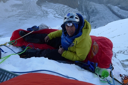 Sersank, Himalaya, Mick Fowler, Victor Saunders, alpinism - Victor Saunders at the fouth bivouac during the first ascent of Sersank (Shib Shankar), 6100m, Indiana Himalayas