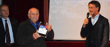 Milano Mountain Film Festival 2016 - Enzo Acri Presidente di Associazione Edelweiss ritira il premio in rappresentanza del regista di 'Citadel', film vincitore del Festival