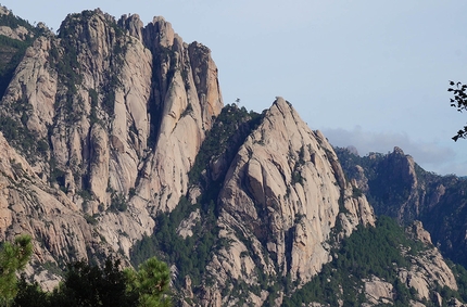 Ro.Ma., Punta U Corbu, Bavella, Corsica, Rolando Larcher, Maurizio Oviglia - Punta U Corbu and the route Ro.Ma. in the centre of the photo