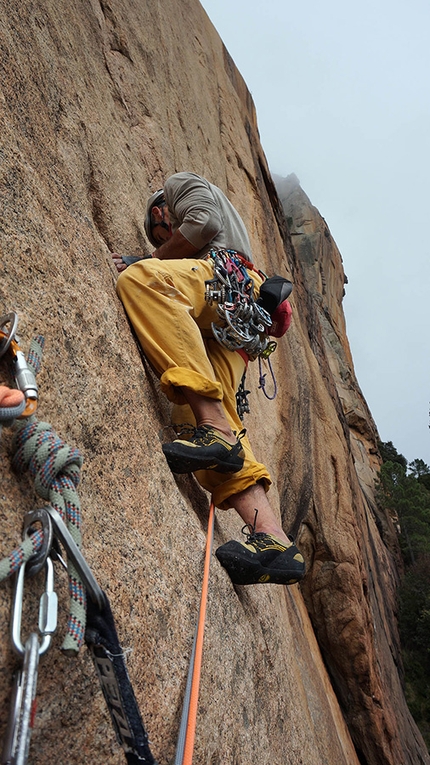 Ro.Ma., Punta U Corbu, Bavella, Corsica, Rolando Larcher, Maurizio Oviglia - Maurizio Oviglia climbing Ro.Ma., Punta U Corbu (Bavella, Corsica)