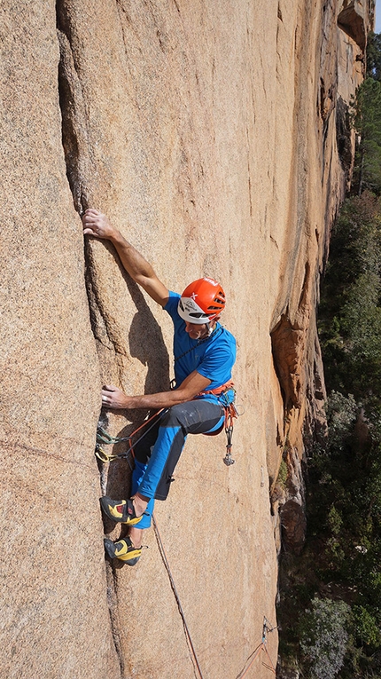 Ro.Ma., Punta U Corbu, Bavella, Corsica, Rolando Larcher, Maurizio Oviglia - Rolando Larcher just below the crux section of pitch two of Ro.Ma., Punta U Corbu (Bavella, Corsica)