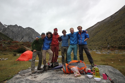 Sichuan, China, alpinism, Tito Arosio, Peter Linney, James Monypenny, Tom Nichols, Robert Partridge, Heather Swift, Luca Vallata - Team at Basecamp: Rob Partridge (NZ), Luca Vallata (IT), Tito Arosio (IT), Peter Linney (EIRE), Tom Nichols (UK), James Monypenny (UK)