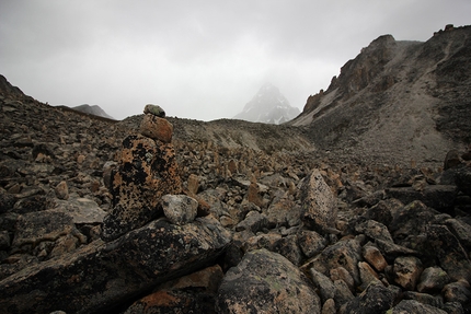 Sichuan, China, alpinism, Tito Arosio, Peter Linney, James Monypenny, Tom Nichols, Robert Partridge, Heather Swift, Luca Vallata - First glimpse of Hutsa & the cairns 