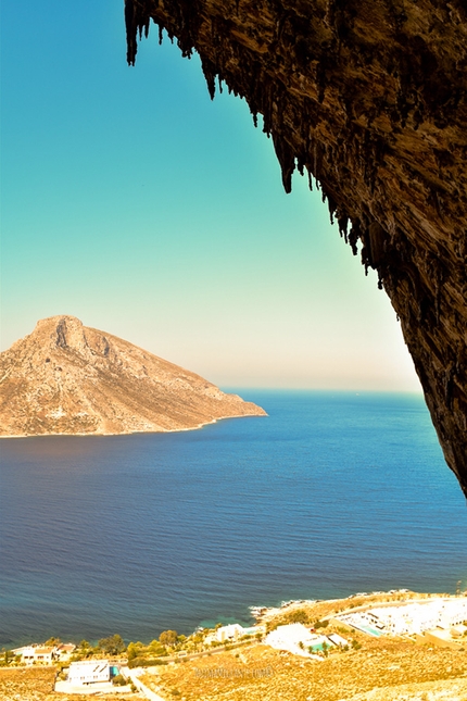 Kalymnos arrampicata - Kalymnos: Grande Grotta vista Telendos