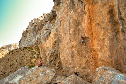 Kalymnos arrampicata - Kalymnos: salendo un 5c+ a The Beach