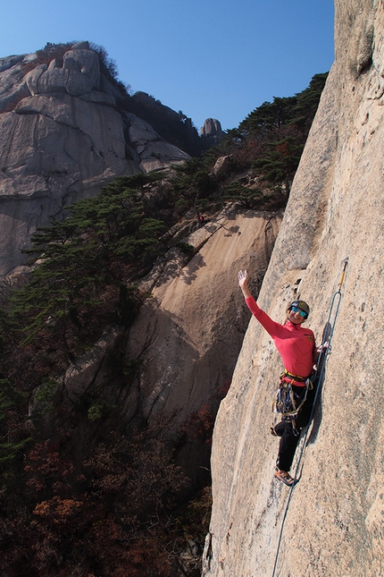 Petra Klingler, Sud Corea, arrampicata, Mudeungsan Bouldering Festival - Petra Klinger sale la via 'Villa' a In Su Bong in Sud Corea