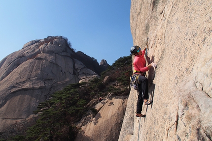 Petra Klingler, Sud Corea, arrampicata, Mudeungsan Bouldering Festival - Petra Klinger sale la via 'Villa' a In Su Bong in Sud Corea