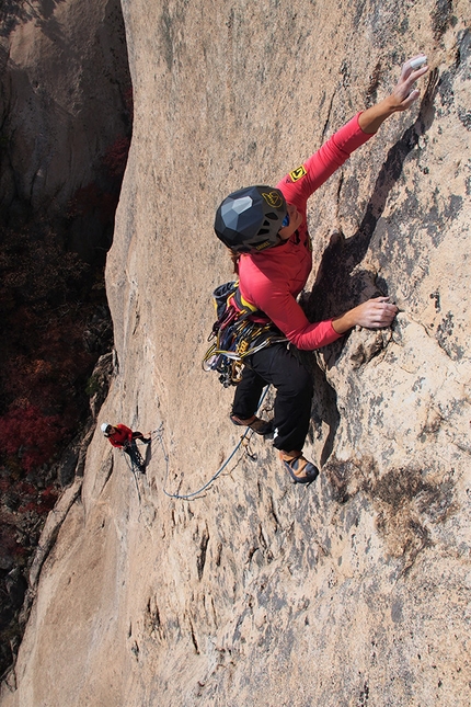 Petra Klingler, Sud Corea, arrampicata, Mudeungsan Bouldering Festival - Petra Klinger sale la via 'Villa' a In Su Bong in Sud Corea