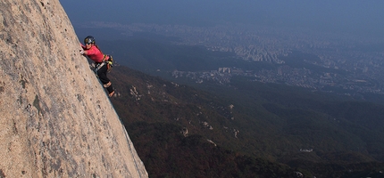 Petra Klingler, Sud Corea, arrampicata, Mudeungsan Bouldering Festival - Petra Klinger sale la via 'Villa' a In Su Bong in Sud Corea