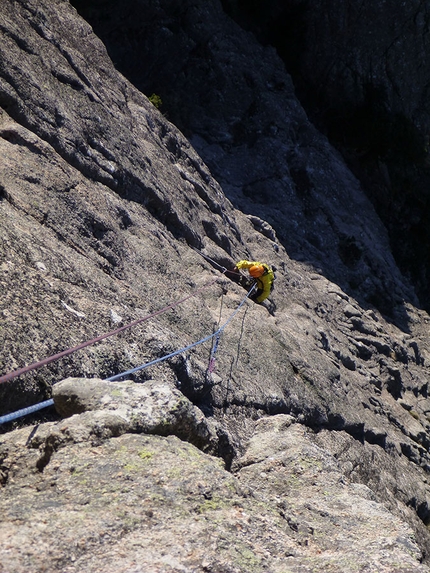 Punta Chantata, Corsica - Punta Chantata, Corsica: Isabella Zuddas sulle belle placche di Dìmonios, Punta Ferula