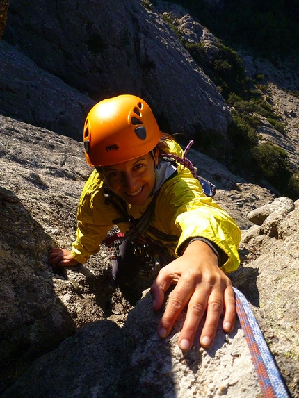 Punta Chantata, Corsica - Punta Chantata, Corsica: Isabella Zuddas sulle belle placche di Dìmonios, Punta Ferula