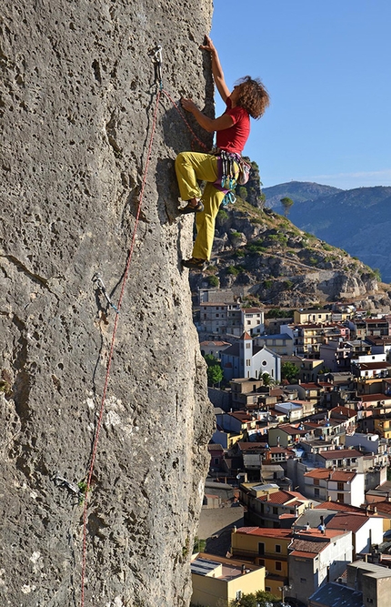 Ulassai, Sardegna, arrampicata - Ulassai: Cecilia Marchi su Scialle della luna, Torre dei venti, foto Oviglia