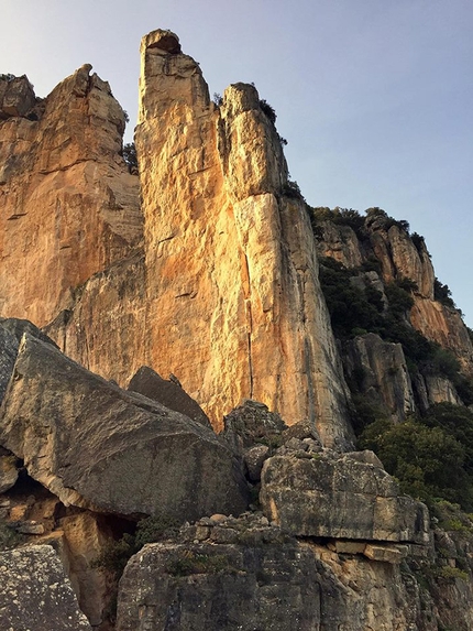 Ulassai, Sardegna, arrampicata - Ulassai: la Guglia di Su Sussiu con a sinistra la parete di S'Accara.