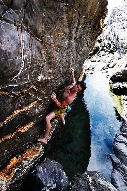 Arrampicata, arte fotografica e sperimentazione? - Mauro Calibani sulla roccia lavorata degli scogli di Nervi (Genova)