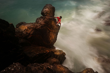 Arrampicata, arte fotografica e sperimentazione? - Lo scoglio di Nervi (Genova) Roccia e mare in burrasca