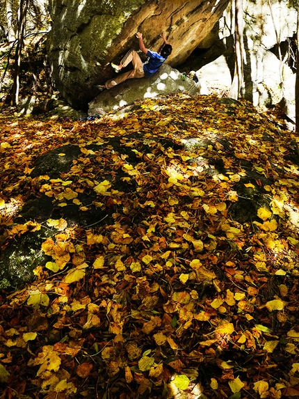 Arrampicata, arte fotografica e sperimentazione? - Niccolò Ceria sui blocchi di Gaby (Valle d'Aosta)