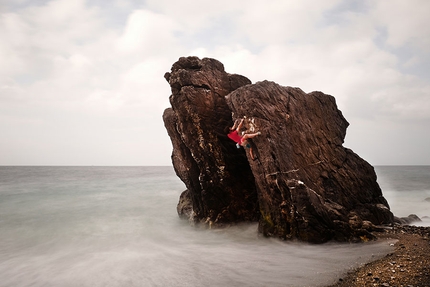 Arrampicata, arte fotografica e sperimentazione? - Lo scoglio di Nervi (Genova) Roccia e mare in burrasca