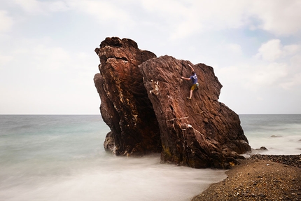 Arrampicata, arte fotografica e sperimentazione? - Lo scoglio di Nervi (Genova) Roccia e mare in burrasca