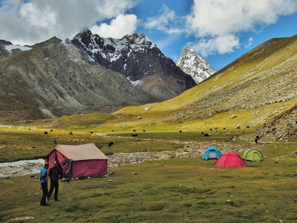 Tibet, Jang Tsang Go, Nyenchen Tanglha, Domen Kastelic, Olov Isaksson, Marcus Palm - Campo Base sotto Jang Tsang Go (6300m), Tibet, settembre 2016