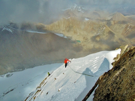 Tibet, Jang Tsang Go, Nyenchen Tanglha, Domen Kastelic, Olov Isaksson, Marcus Palm - Domen Kastelic, Olov Isaksson and Marcus Palm making the first ascent of Jang Tsang Go (6300m), Tibet, in September 2016