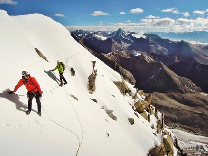 Tibet, Jang Tsang Go, Nyenchen Tanglha, Domen Kastelic, Olov Isaksson, Marcus Palm - Durante la prima salita di Jang Tsang Go (6300m), Tibet (Domen Kastelic, Olov Isaksson, Marcus Palm, settembre 2016)