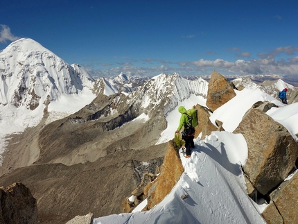 Tibet, Jang Tsang Go, Nyenchen Tanglha, Domen Kastelic, Olov Isaksson, Marcus Palm - Durante la prima salita di Jang Tsang Go (6300m), Tibet (Domen Kastelic, Olov Isaksson, Marcus Palm, settembre 2016)