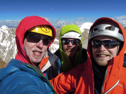 Tibet, Jang Tsang Go, Nyenchen Tanglha, Domen Kastelic, Olov Isaksson, Marcus Palm - Domen Kastelic, Olov Isaksson, Marcus Palm in cima al Jang Tsang Go (6300m), Tibet il 20 settembre 2016