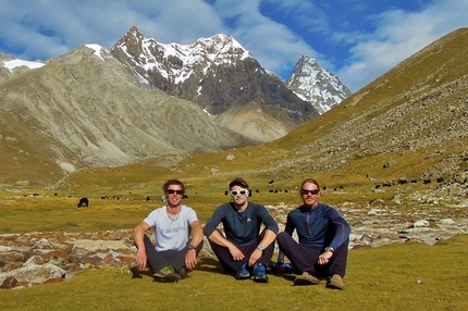 Tibet, Jang Tsang Go, Nyenchen Tanglha, Domen Kastelic, Olov Isaksson, Marcus Palm - Domen Kastelic, Olov Isaksson, Marcus Palm dopo la prima salita di Jang Tsang Go (6300m), Tibet, settembre 2016